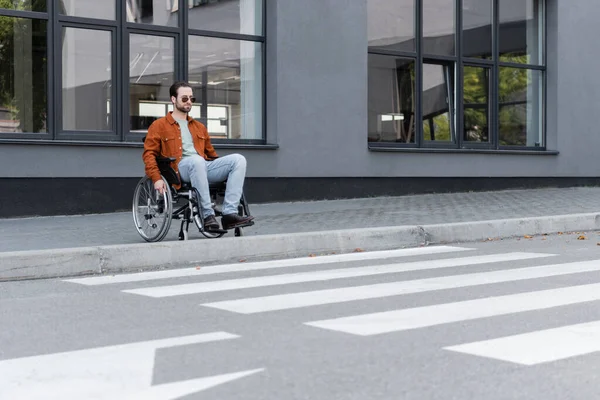 Ung Handikappad Man Sitter Rullstol Nära Gränsen Och Övergångsställe — Stockfoto