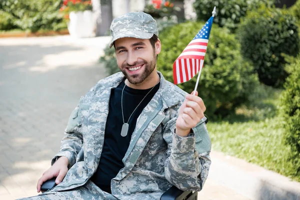 Veterano Discapacitado Uniforme Militar Sosteniendo Pequeña Bandera Sonriendo Calle Ciudad — Foto de Stock