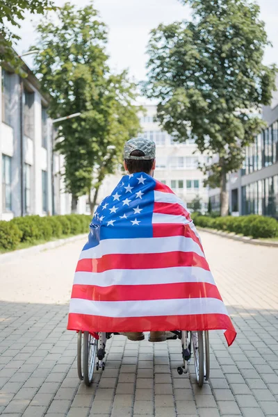 Baksida Veteran Rullstol Insvept Usa Flagga Gränden — Stockfoto