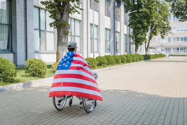 Baksida Bild Funktionshindrade Soldat Insvept Usa Flagga Sitter Rullstol Urban — Stockfoto