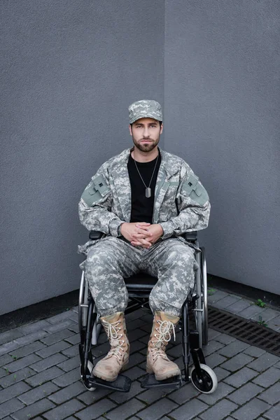 Disabled Military Man Wheelchair Looking Camera Corner Grey Wall — Stock Photo, Image