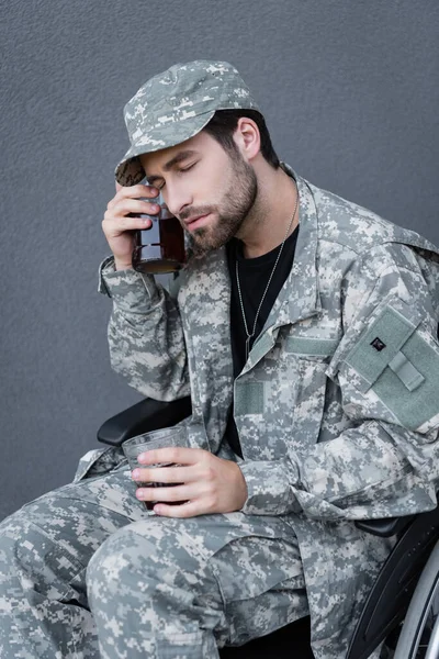 Handikappad Veteran Hålla Flaska Whisky Nära Ansiktet Medan Sitter Rullstol — Stockfoto