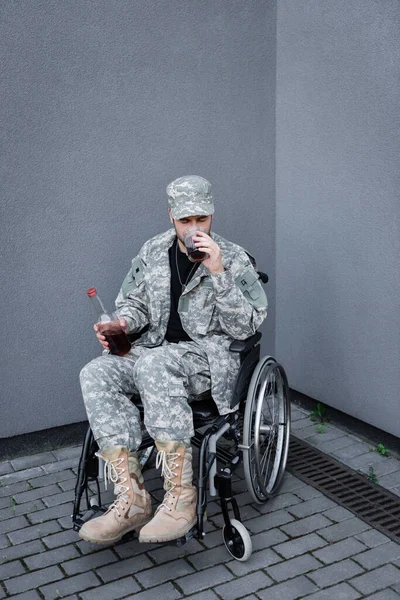 Ung Handikappad Militär Man Dricker Whisky Nära Grå Vägg Gatan — Stockfoto
