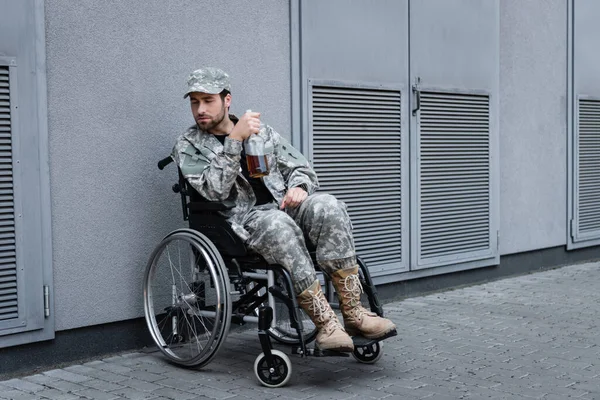 Βετεράνος Ανάπηρος Κάθεται Αναπηρική Καρέκλα Μπουκάλι Αλκοόλ Στο Δρόμο Της — Φωτογραφία Αρχείου