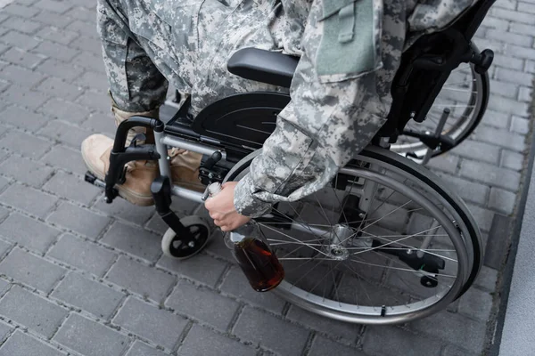 Частичный Вид Инвалида Военнослужащего Бутылкой Алкоголя Время Сидения Инвалидной Коляске — стоковое фото