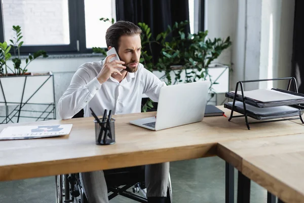 Behinderter Geschäftsmann Schaut Bei Handy Gespräch Büro Auf Laptop — Stockfoto