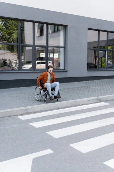 Jonge Gehandicapte Man Rolstoel Bij Oversteekplaats Met Grens Stad — Stockfoto