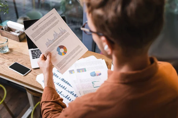 Visão Alto Ângulo Freelancer Óculos Olhando Para Papel Com Gráficos — Fotografia de Stock