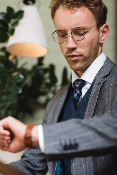 Młody Biznesmen Formalnym Ubraniu Patrząc Zegarek Kawiarni — Zdjęcie stockowe