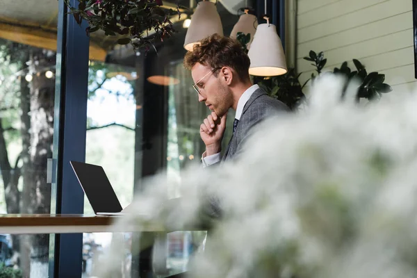 Pensive Affärsman Kostym Med Bärbar Dator Med Tom Skärm Café — Stockfoto