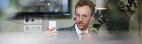 Σγουρός Επιχειρηματίας Κοστούμι Δείχνει Δάχτυλο Ενώ Λήψη Selfie Πίσω Από — Φωτογραφία Αρχείου