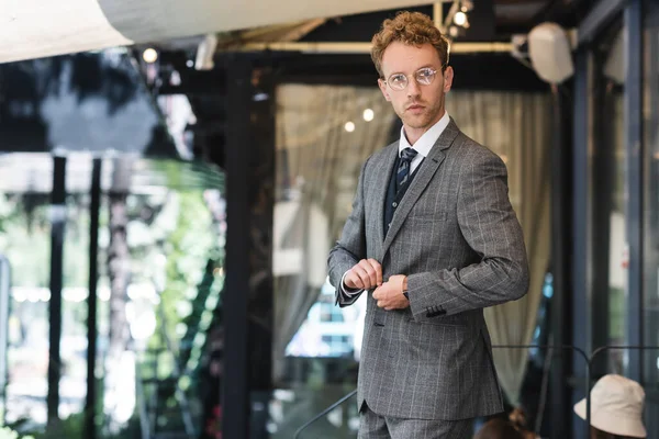 Lockiger Geschäftsmann Brille Und Edlem Anzug Mit Blazer Der Nähe — Stockfoto