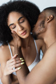 Mladý africký americký muž líbání a dotýkání smyslné přítelkyně v podprsenka 