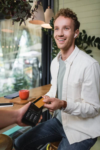 Waiter Holding Payment Terminal Cheerful Man Credit Card Cafe — Stock Photo, Image