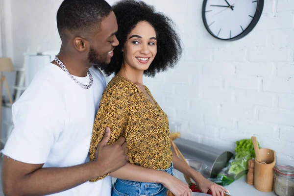 Jovem Afro Americano Homem Abraçando Namorada Com Faca Cozinha — Fotografia de Stock