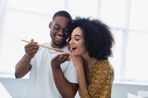 Jovem Afro Americano Homem Alimentando Namorada Cozinha — Fotografia de Stock