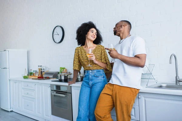 Jovem Casal Afro Americano Com Vinho Falando Cozinha — Fotografia de Stock