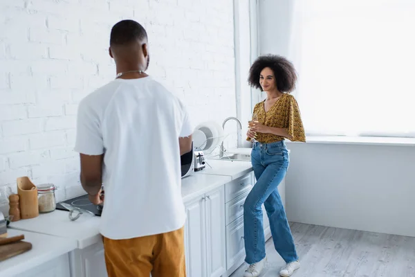 Smiling African American Woman Holding Wine Blurred Boyfriend Kitchen — ストック写真