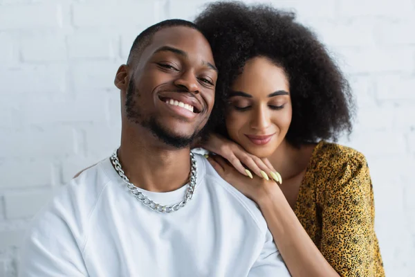 Sorrindo Homem Afro Americano Olhando Para Câmera Perto Namorada Casa — Fotografia de Stock