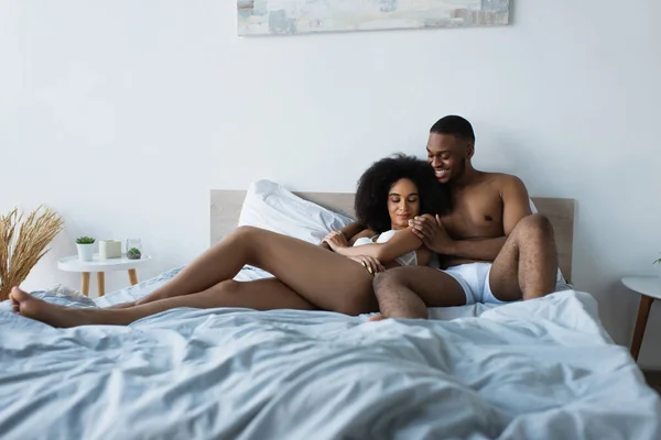 Vrolijk Afrikaans Amerikaans Man Omarmen Sexy Vriendin Bed — Stockfoto