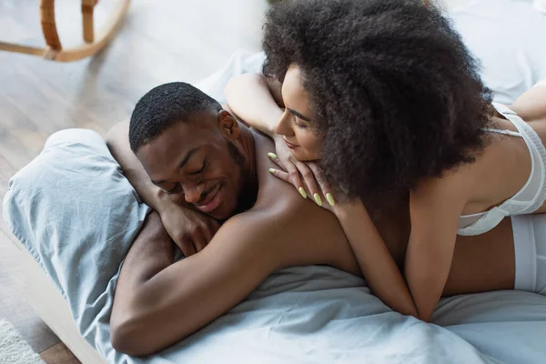 Vista Ángulo Alto Mujer Afroamericana Sujetador Acostado Novio Sonriente Dormitorio — Foto de Stock