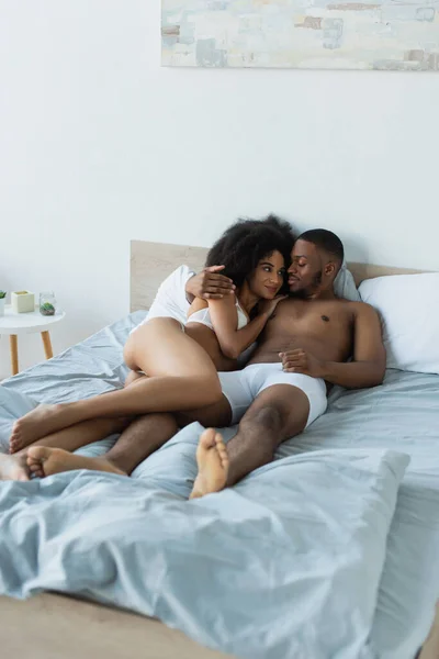 Afro Amerikaanse Man Knuffelen Sensuele Vrouw Bed — Stockfoto