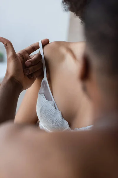 Borrosa Africano Americano Hombre Tomando Blanco Sujetador Sexy Novia — Foto de Stock