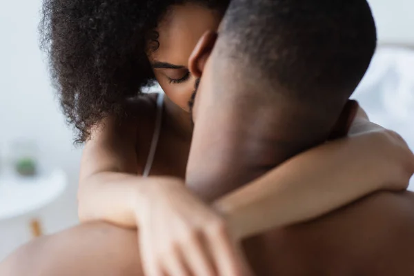 Jovem Afro Americana Abraçando Namorado Borrado Casa — Fotografia de Stock