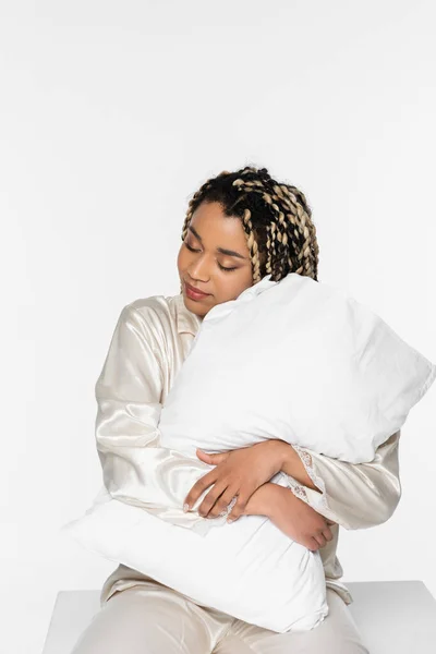 Somnolienta Sonriente Mujer Afroamericana Abrazando Almohada Sobre Blanco — Foto de Stock