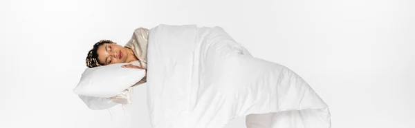 Jovem Afro Americana Dormindo Travesseiro Sob Cobertor Enquanto Levita Isolado — Fotografia de Stock