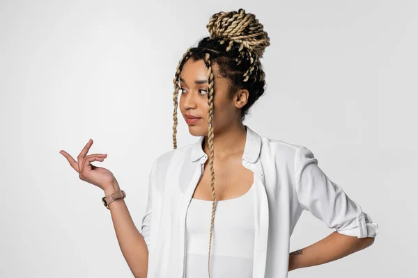 Young African American Businesswoman Dreadlocks Looking Away Pointing Finger Isolated — Stock Photo, Image