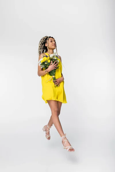 Positive Afrikanisch Amerikanische Frau Gelbem Kleid Mit Blumen Beim Gehen — Stockfoto