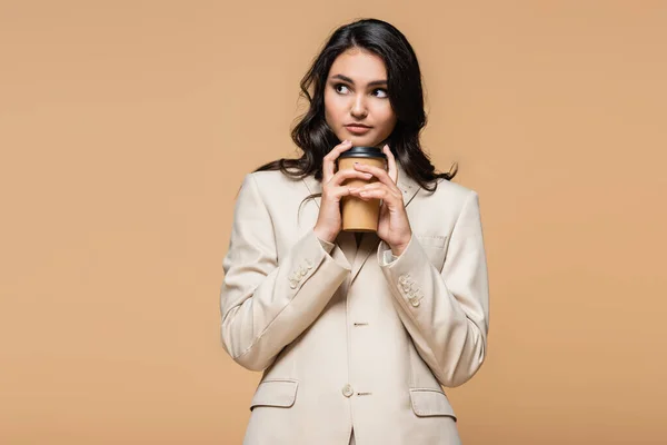 Junge Frau Rollkragen Und Anzug Mit Kaffee Zum Isolieren Auf — Stockfoto