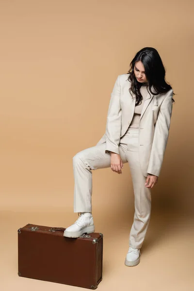 Full Length Young Woman Suit Posing While Standing Vintage Suitcase — Stock Photo, Image