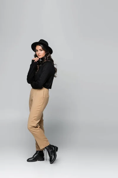 Volledige Lengte Van Mooie Jonge Model Zwart Fedora Hoed Stijlvolle — Stockfoto