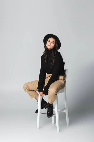 Full Length Young Brunette Woman Fedora Hat Looking Camera While — Stock Photo, Image