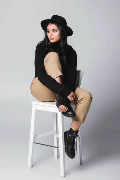 Comprimento Total Jovem Mulher Moda Chapéu Fedora Sentado Cadeira Cinza — Fotografia de Stock