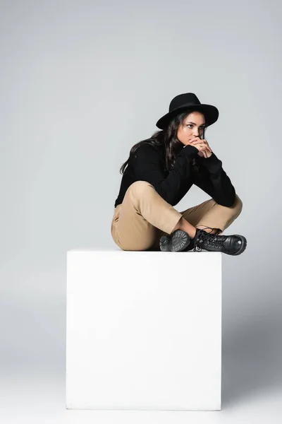 Full Längd Pensiv Modell Fedora Hatt Sitter Med Korsade Ben — Stockfoto