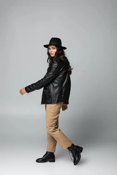 Full Length Trendy Woman Fedora Hat Black Leather Jacket Posing — Stock Photo, Image