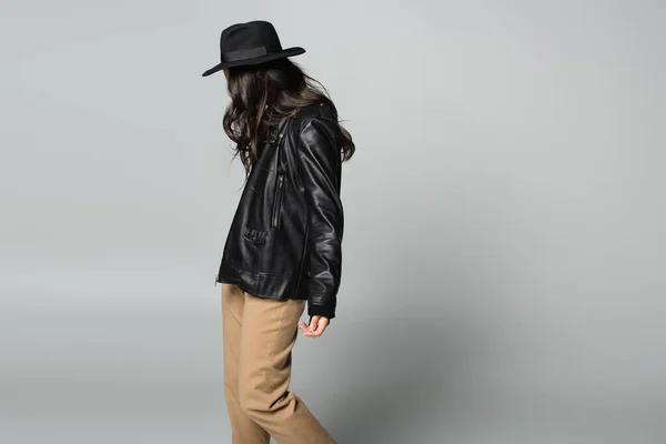 Morena Mujer Sombrero Fedora Chaqueta Cuero Moda Posando Gris — Foto de Stock