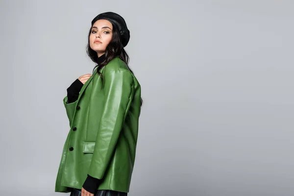 Mujer Joven Moda Boina Chaqueta Cuero Verde Posando Aislado Gris —  Fotos de Stock