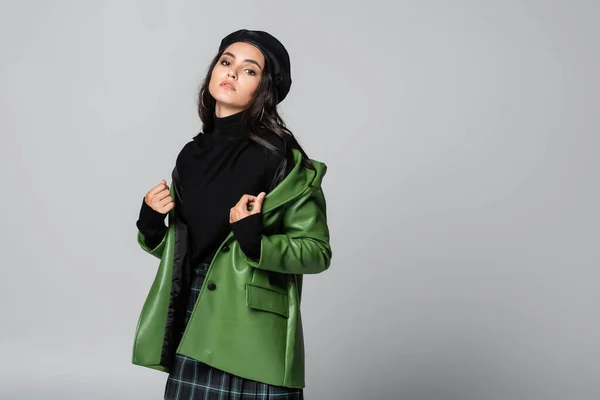 グレーで隔離された緑の革のジャケットを身に着けているベレー帽の流行の女性 — ストック写真