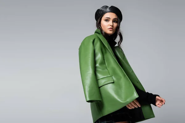 Jeune Femme Tendance Béret Noir Veste Cuir Vert Posant Isolée — Photo