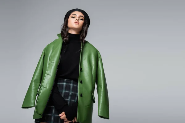 Mujer Con Estilo Chaqueta Cuero Verde Falda Cuadros Boina Negra — Foto de Stock