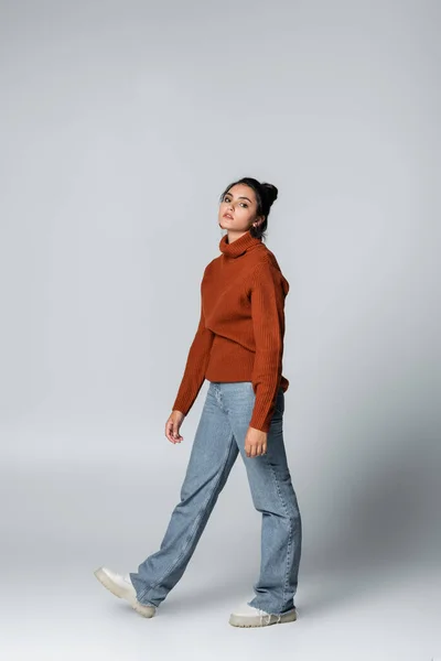 Full Length Brunette Young Woman Sweater Denim Jeans Posing Grey — Stock Photo, Image