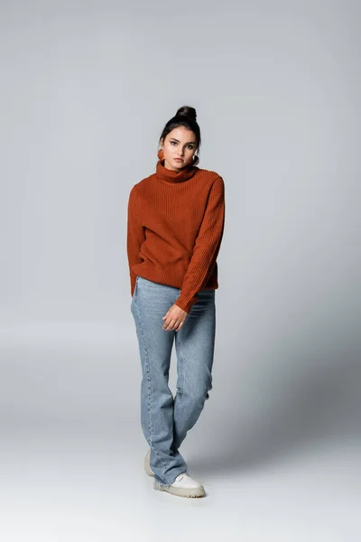 Full Length Young Woman Sweater Blue Jeans Posing Grey — Stock Photo, Image