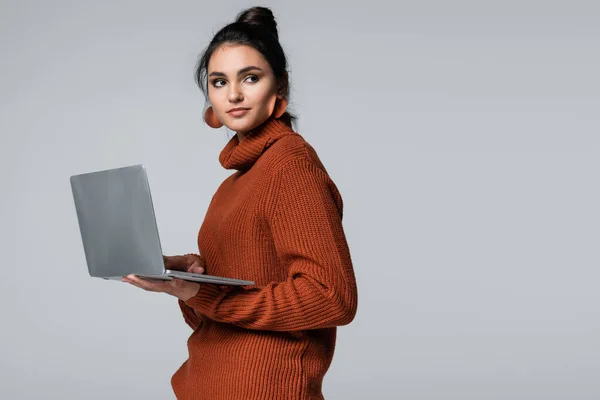 Junge Freie Mitarbeiterin Strickpullover Mit Laptop Isoliert Auf Grau — Stockfoto