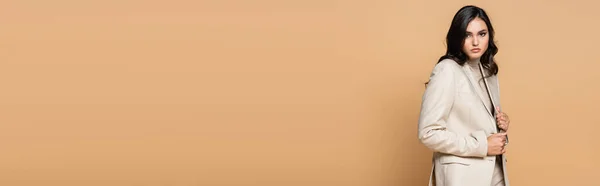 Brunetka Młody Model Modny Garnitur Dopasowanie Marynarka Izolowane Beżowy Baner — Zdjęcie stockowe