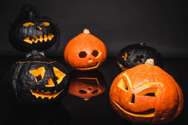 Calabazas Negras Anaranjadas Espeluznantes Sobre Fondo Oscuro — Foto de Stock