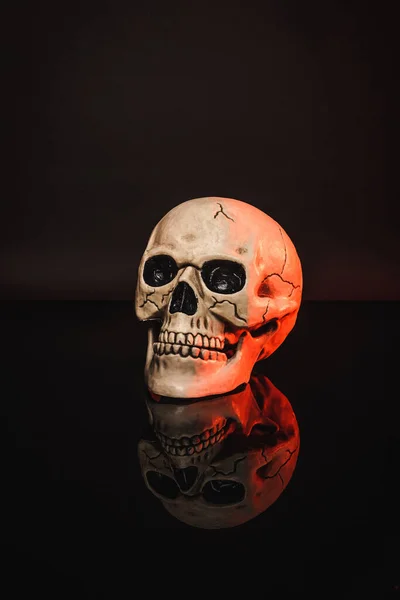 Iluminação Vermelha Crânio Envelhecido Assustador Preto — Fotografia de Stock